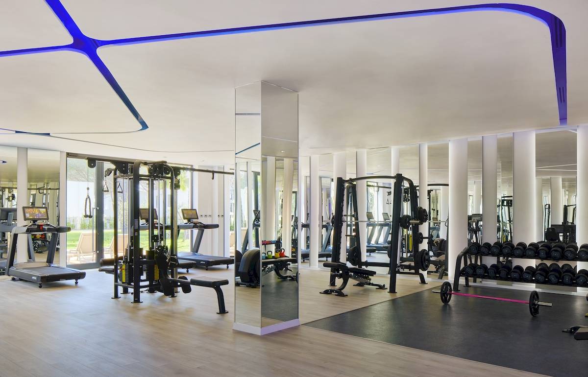 Fitness Center im Melia Durres Albania Hotel mit modernen Geräten und Spiegeln.