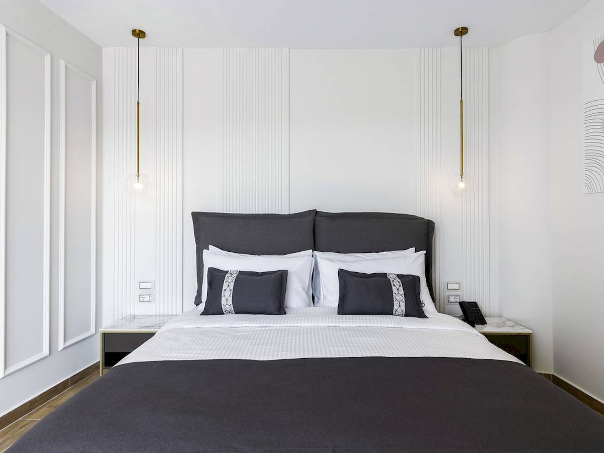 Schlafzimmer im Mövenpick Hotel Lalez Durres mit modernen Möbeln und Einrichtung.