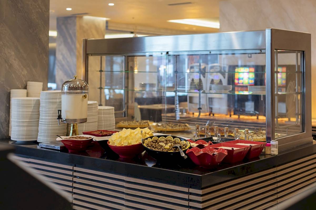 Buffet-Tisch im Brilliant Hotel & Spa mit verschiedenen Speisen und Zutaten.