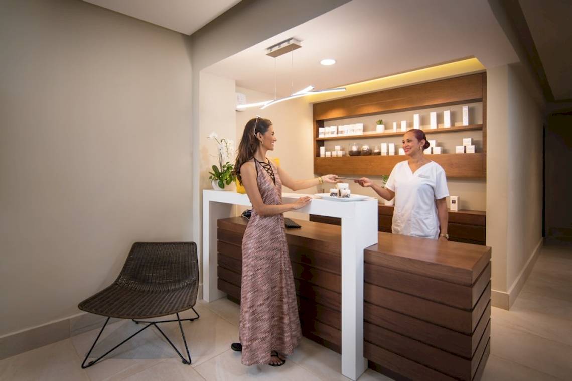 Rezeption des Emotions By Hodelpa Hotel mit Angestellten und Gast