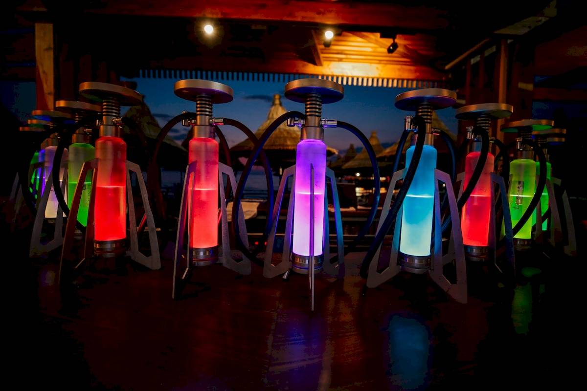 Neonfarbene Schilken auf einem Tisch im Hotel Klajdi Resort & SPA