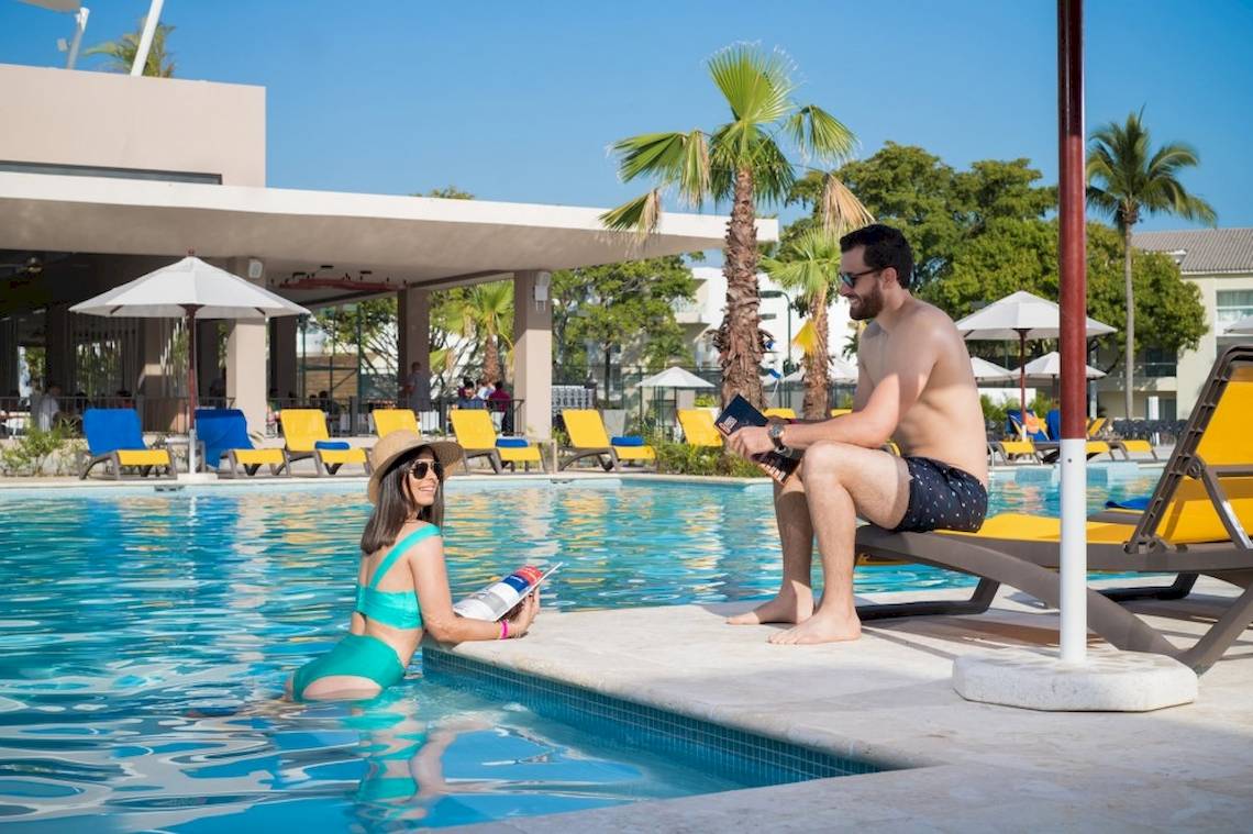 Paar im Schwimmbad des Emotions By Hodelpa Puerto Plata Hotels