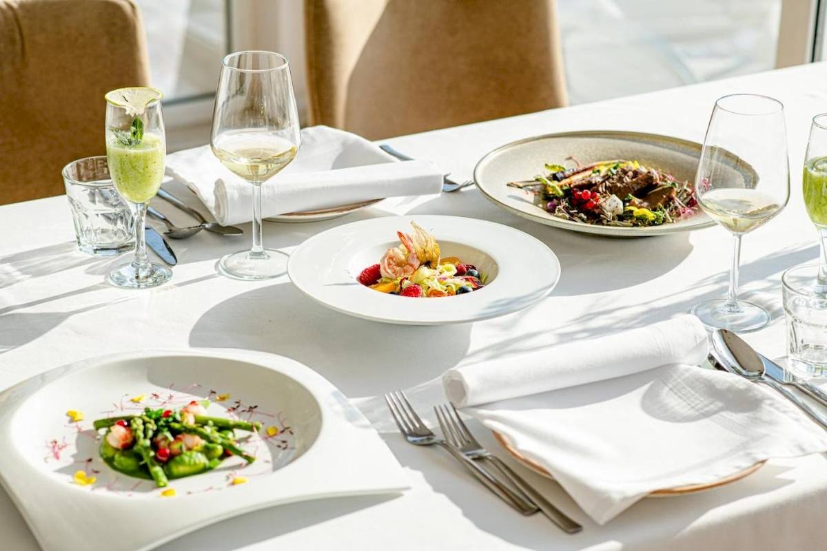 Gedeckter Tisch im Diamma Resort mit verschiedenen Gerichten und Getränken.