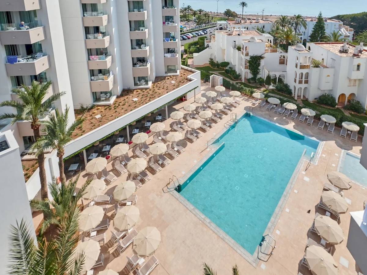 Luftaufnahme des Hipotels Bahia Grande Hotel mit Pool und Sonnenliegen