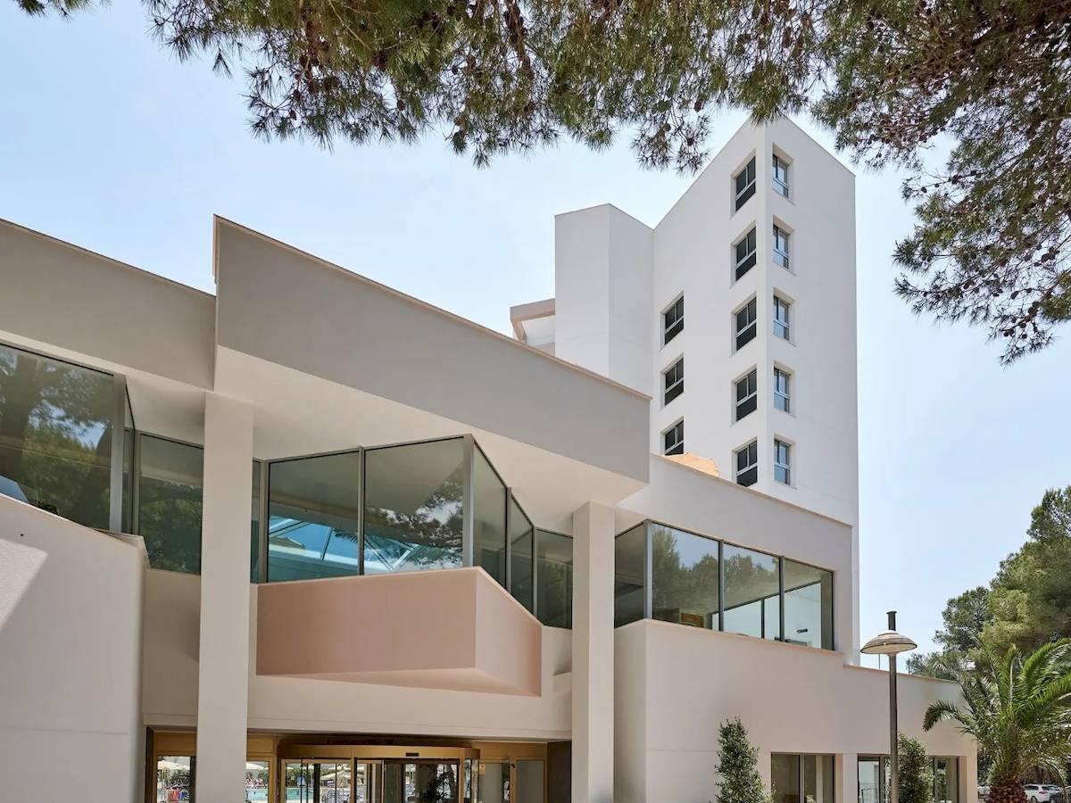 Außenansicht des Hipotels Bahia Grande Hotels mit Eingang, Glasfassade und Pflanzen.