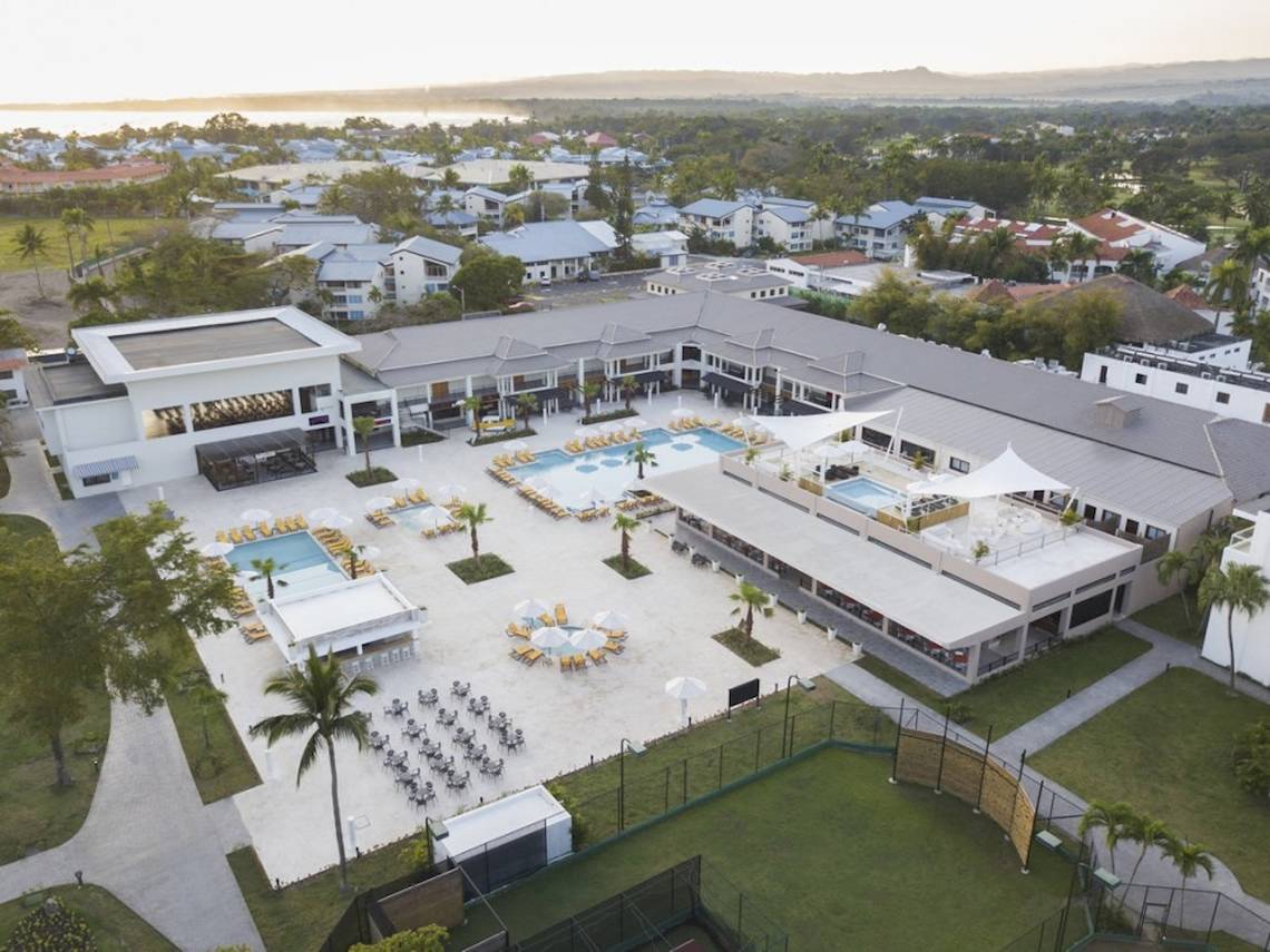Luftaufnahme des Emotions By Hodelpa Hotel in Puerto Plata mit Swimmingpools und Sonnenliegen.