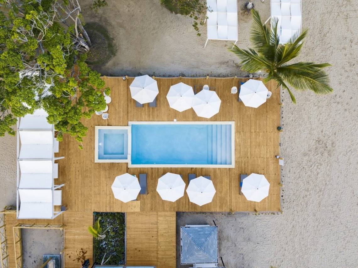 Luftaufnahme des Swimmingpools und der Loungesessel des Emotions By Hodelpa Hotels