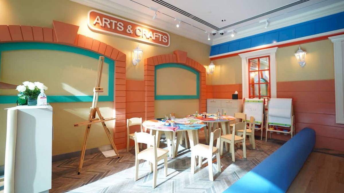 Innenraum des Arts & Crafts Bereichs im Grand Hyatt Dubai mit bunten Wänden und einem Tisch mit Kunstmaterialien.