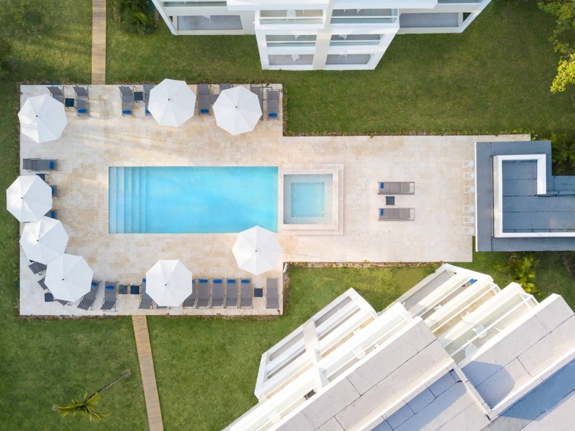 Luftaufnahme des Pools und der Loungeliegen im Emotions By Hodelpa Hotel in Puerto Plata