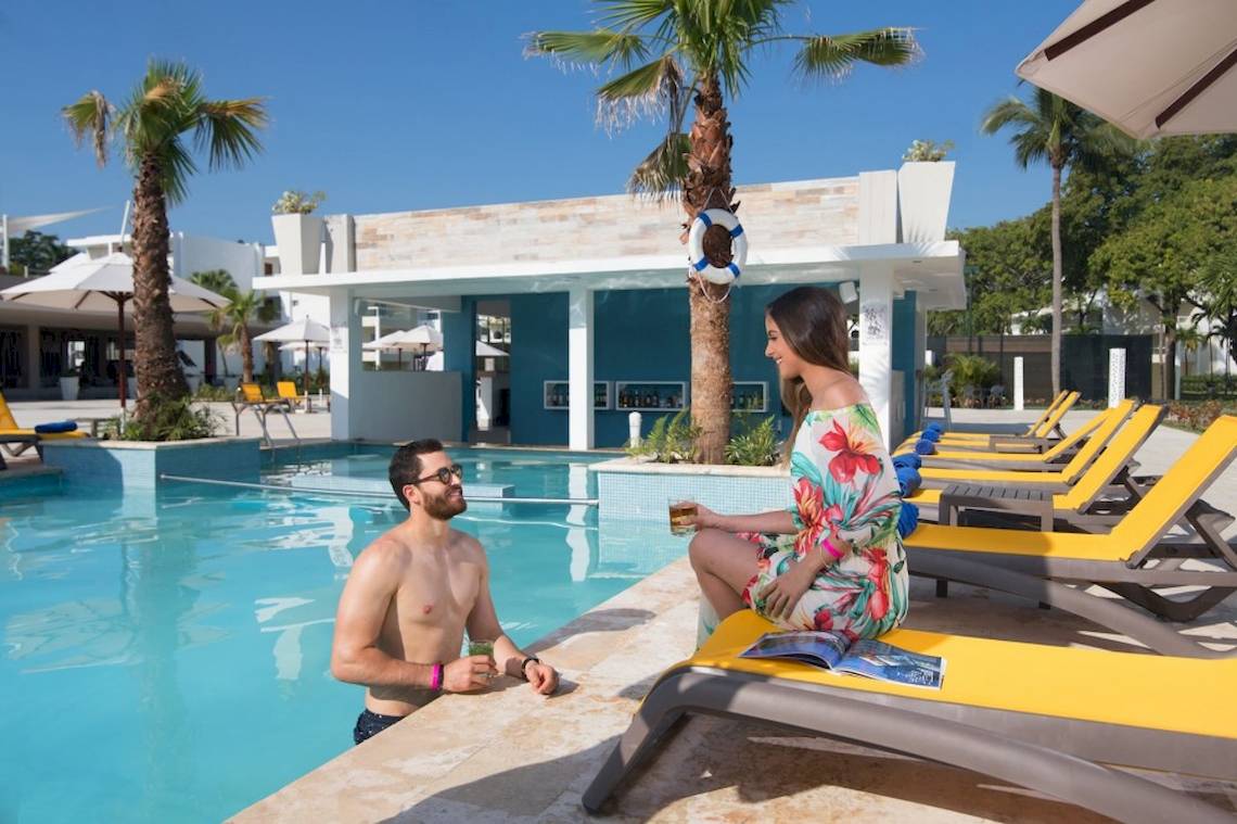 Mann und Frau am Pool im Emotions By Hodelpa Hotel in Puerto Plata