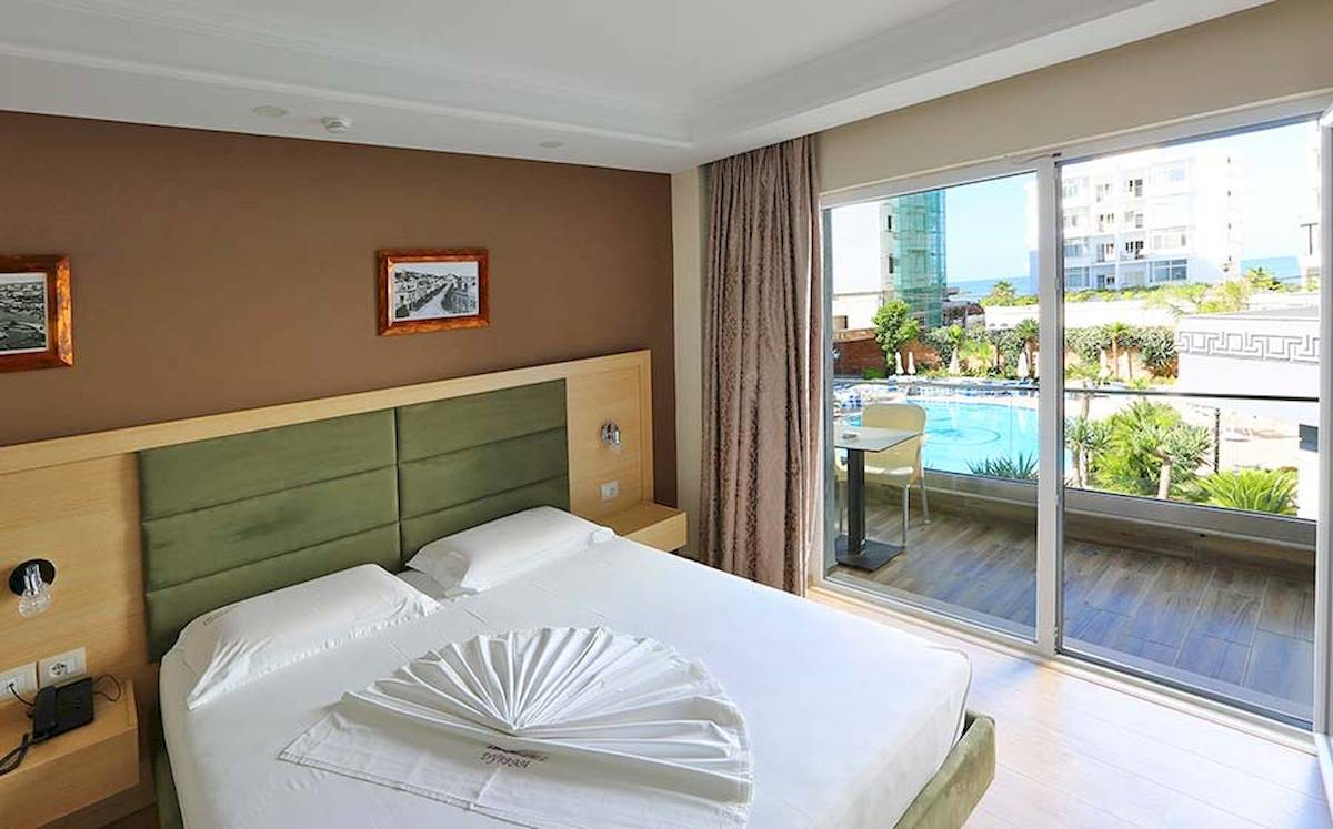 Dyrrah Hotel Zimmer mit Blick auf den Pool und Garten