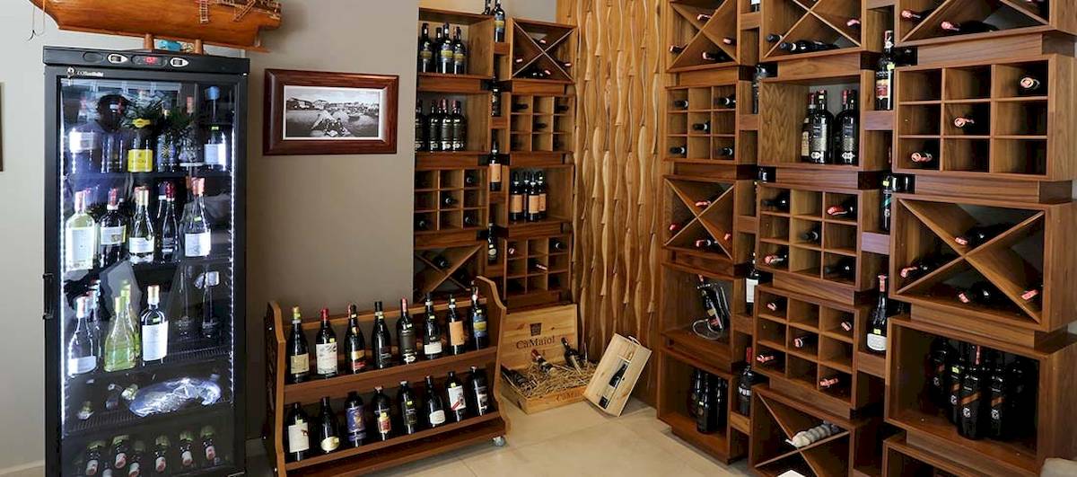 Weinkeller im Dyrrah Hotel mit Flaschen und Weinregalen an den Wänden.