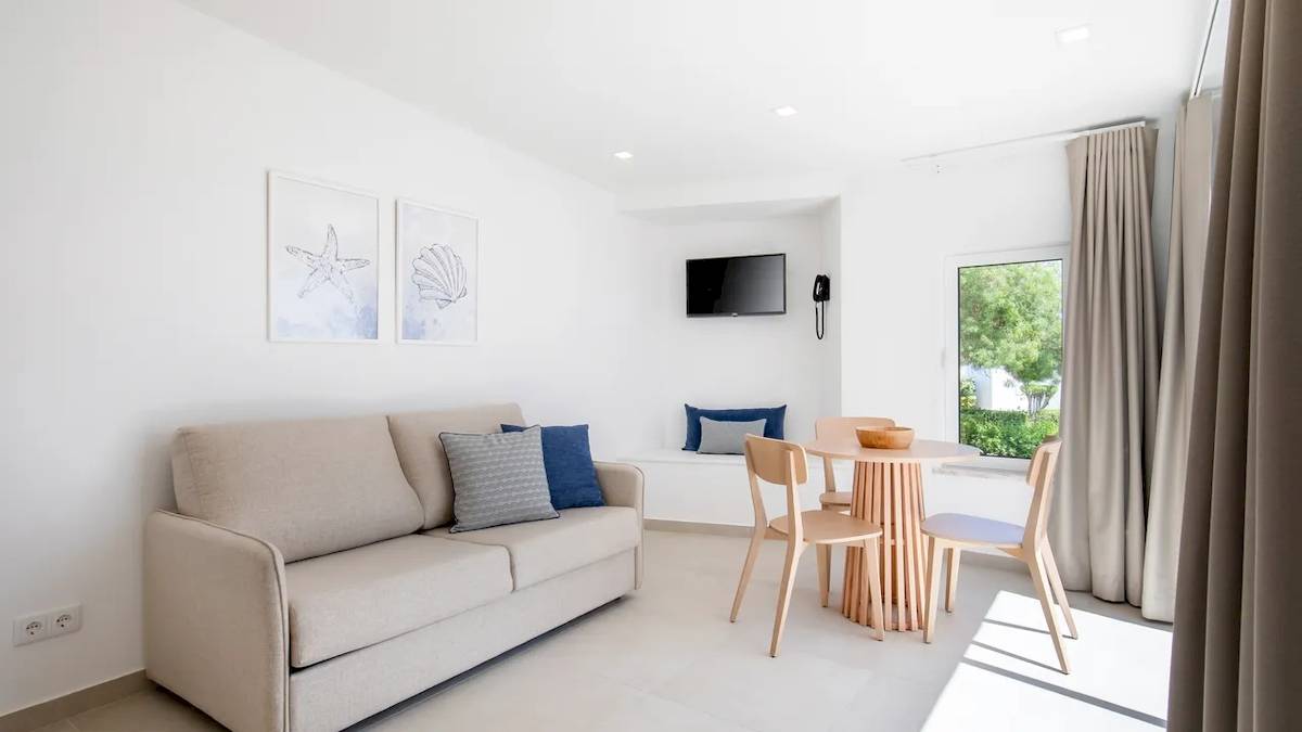 Hotelzimmer mit Sofa, Tisch, Fernseher im Ancora Park.