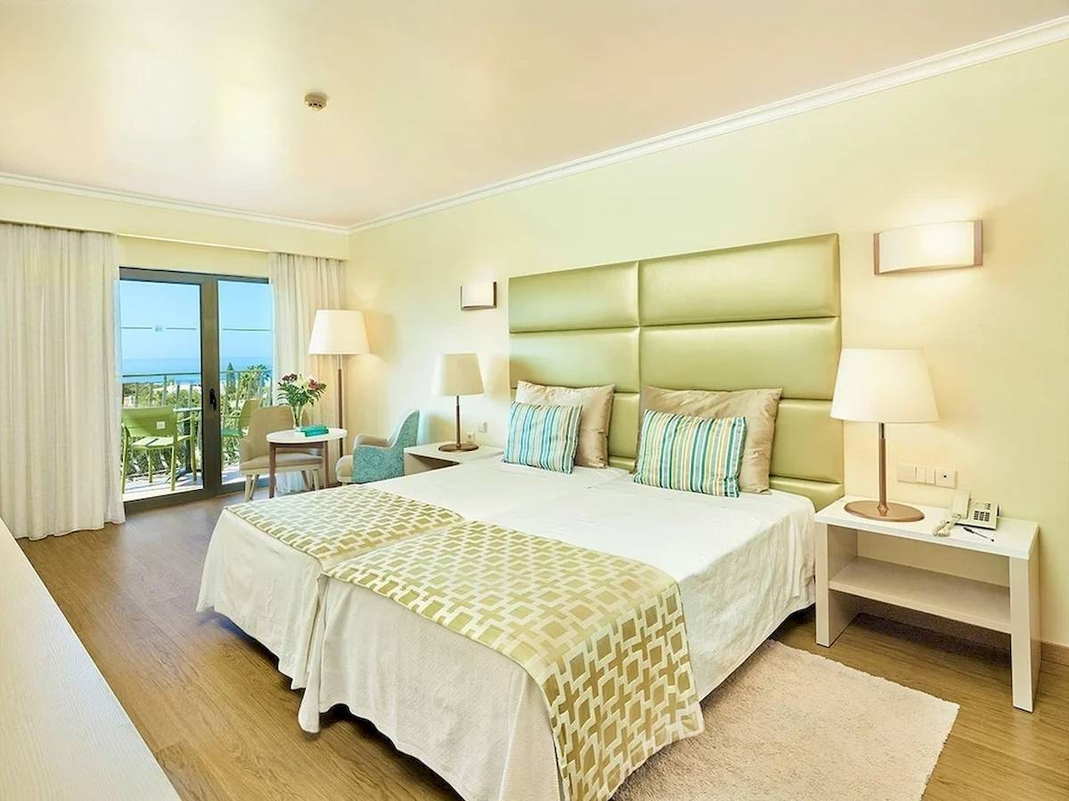 Doppelbett-Zimmer im Baia Grande Hotel mit Meerblick und modernen Möbeln.