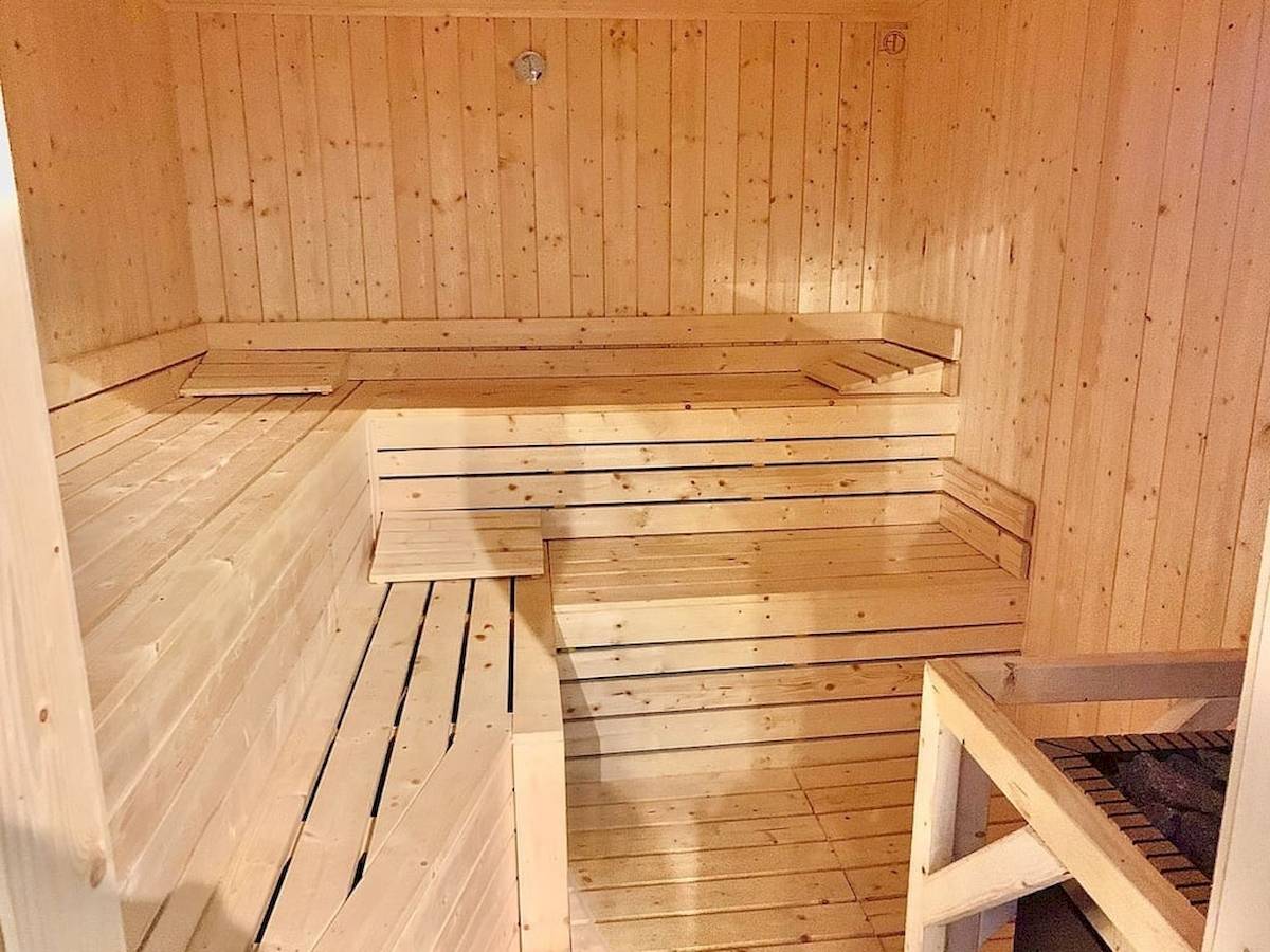 Innenansicht der Sauna im Baia Grande Hotel mit Holzbänken und Wänden.
