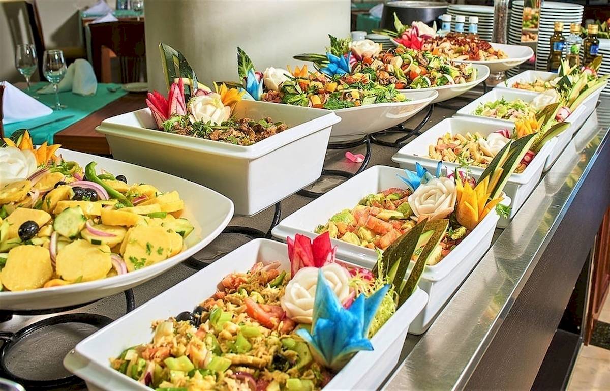 Buffet mit vielen Gerichten im Baia Grande Hotel, darunter Salate und Meeresfrüchte.