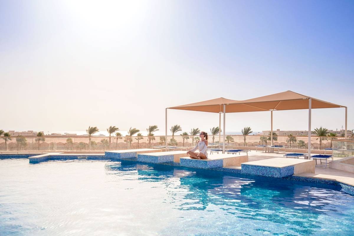 Frau sitzt am Pool des Pickalbatros Aqua Vista Resorts