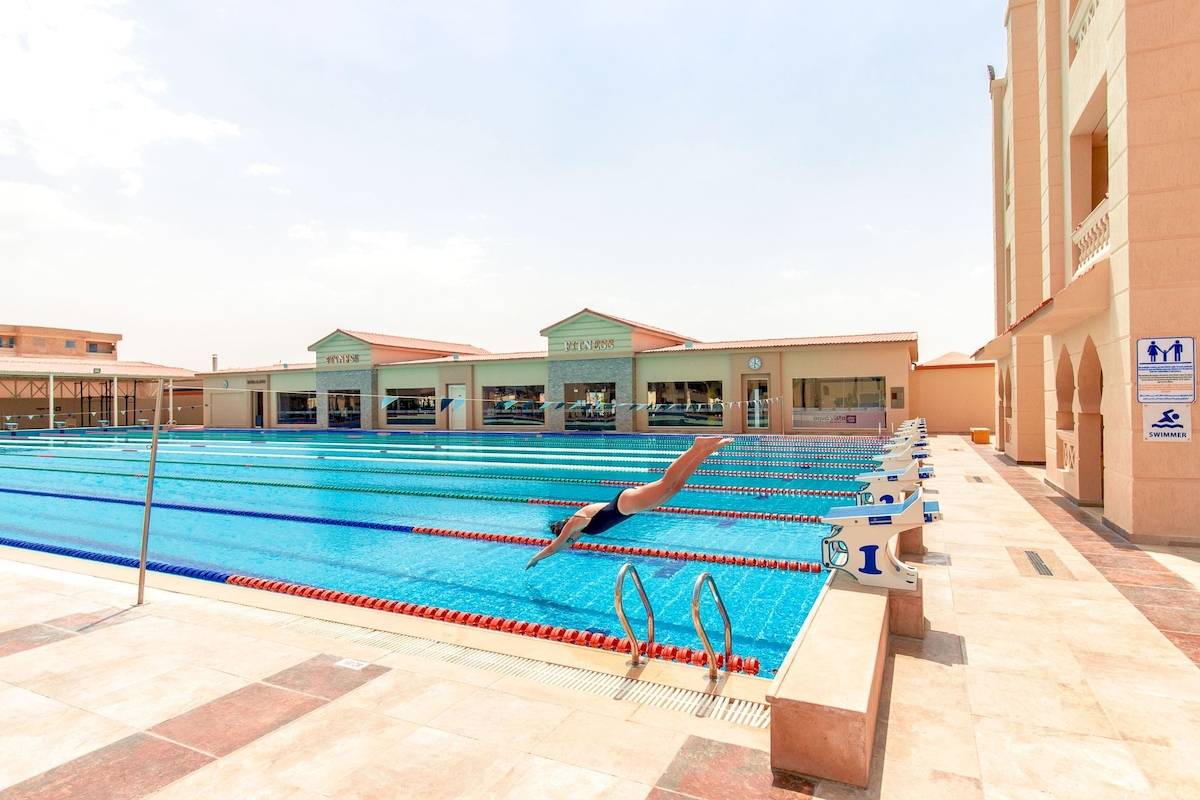 Schwimmbad des Pickalbatros Aqua Vista Resorts mit einer Person, die springt