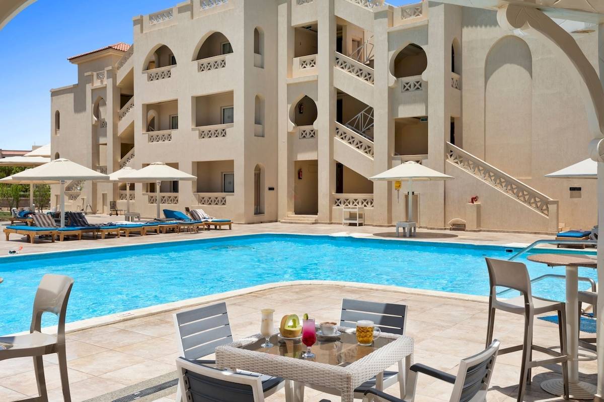 Pool-Loungebereich im Pickalbatros Aqua Vista Resort mit Sonnenliegen und Sonnenschirmen