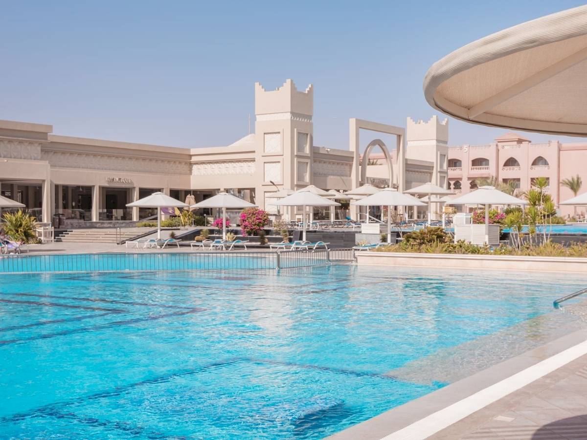Das Pickalbatros Aqua Vista Resort zeigt einen Pool mit einem fliegenden Flugzeug.