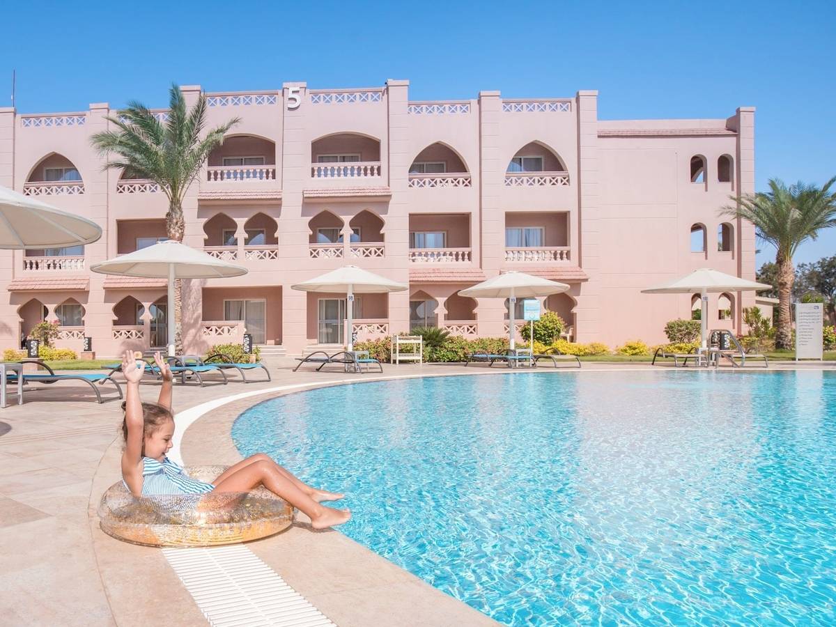 Ein Kind sitzt im Pool des Pickalbatros Aqua Vista Resorts.
