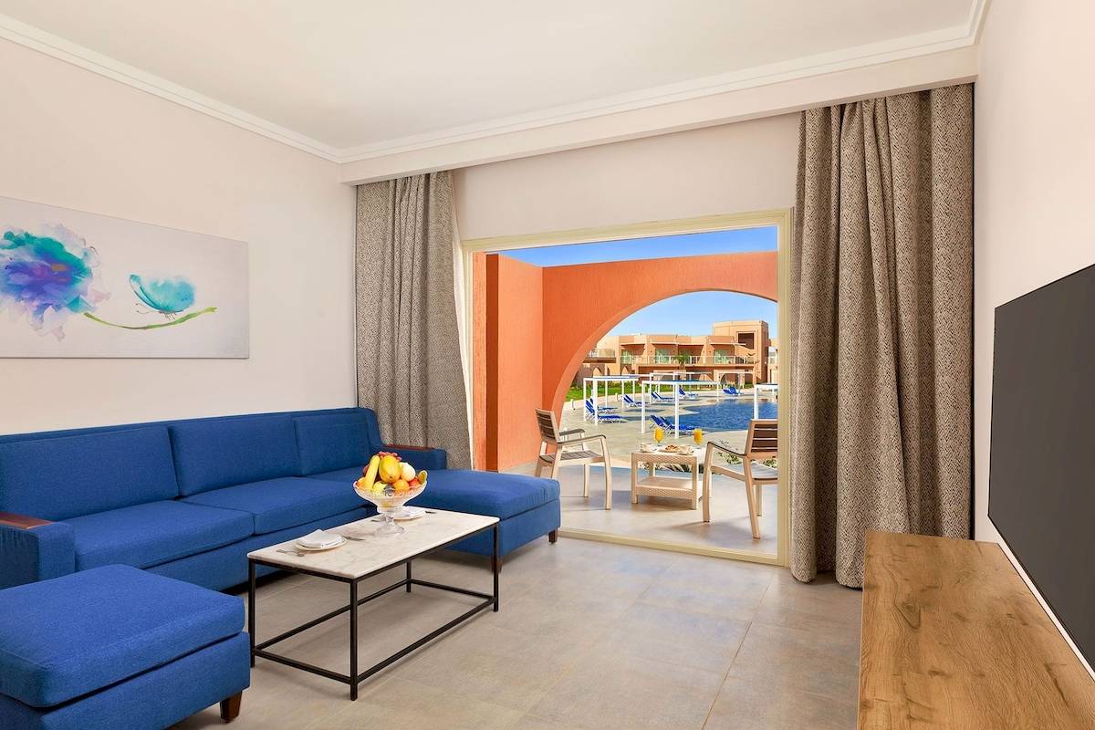 Hotelsuite mit Balkon und Blick auf den Pool im Pickalbatros Water Valley Resort by Neverland