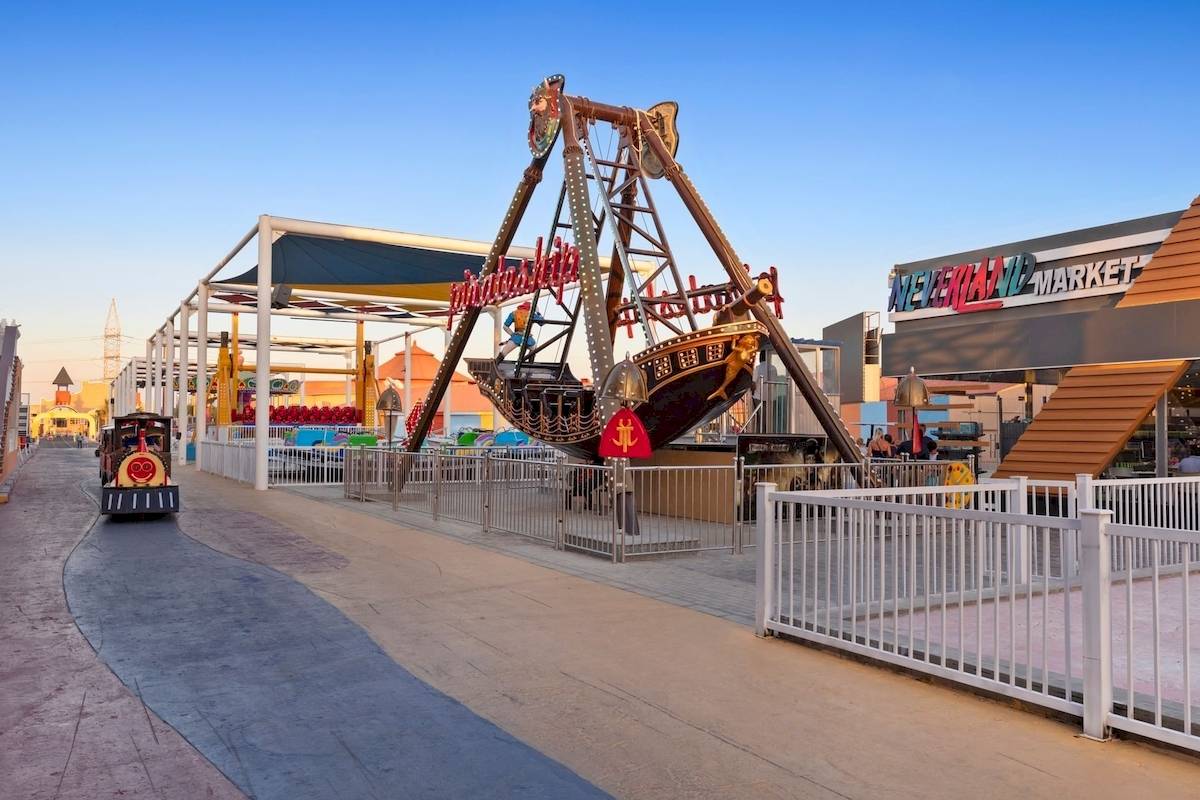Neverland-Markt mit Piratenschiff-Fahrgeschäft im Pickalbatros Water Valley Resort