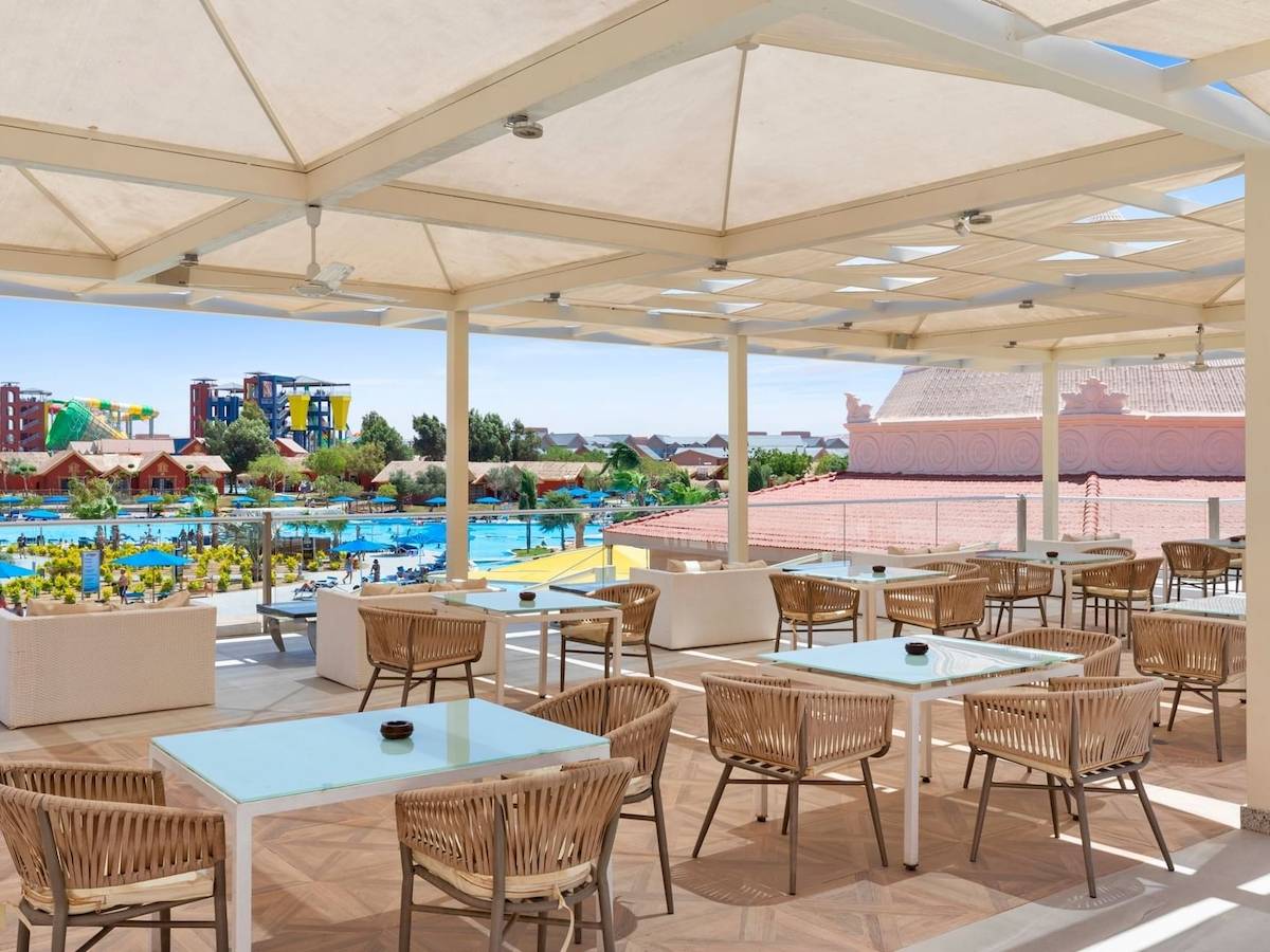 Terrasse des Pickalbatros Water Valley Resort mit Blick auf einen Swimmingpool und Wasserrutschen