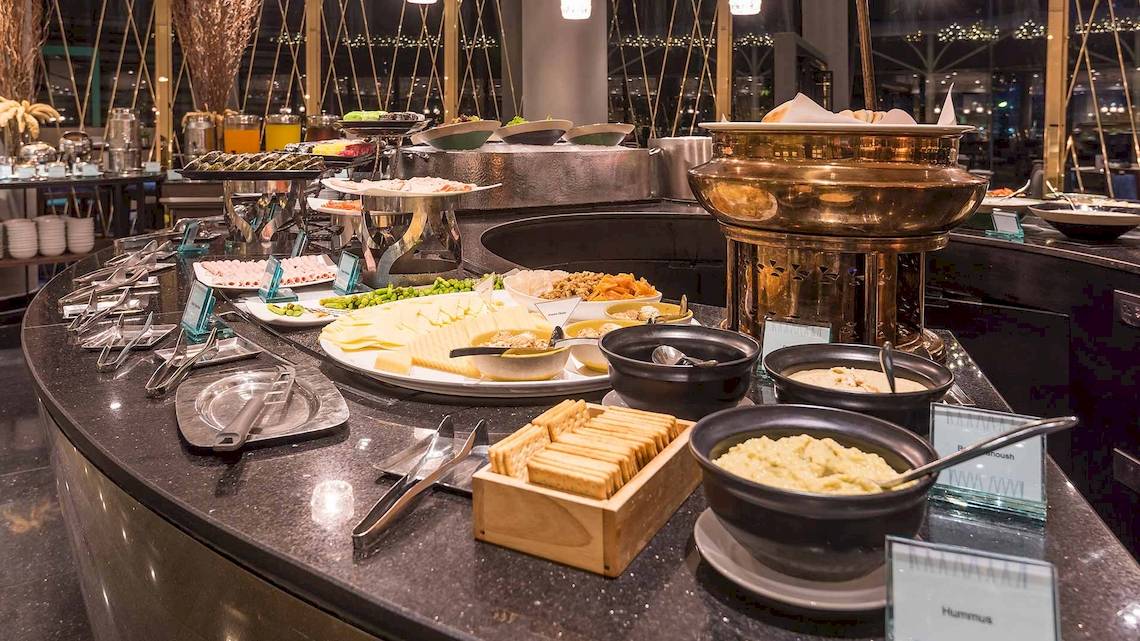Buffettisch im Chatrium Hotel Riverside Bangkok mit verschiedenen Speisen und Gerichten.