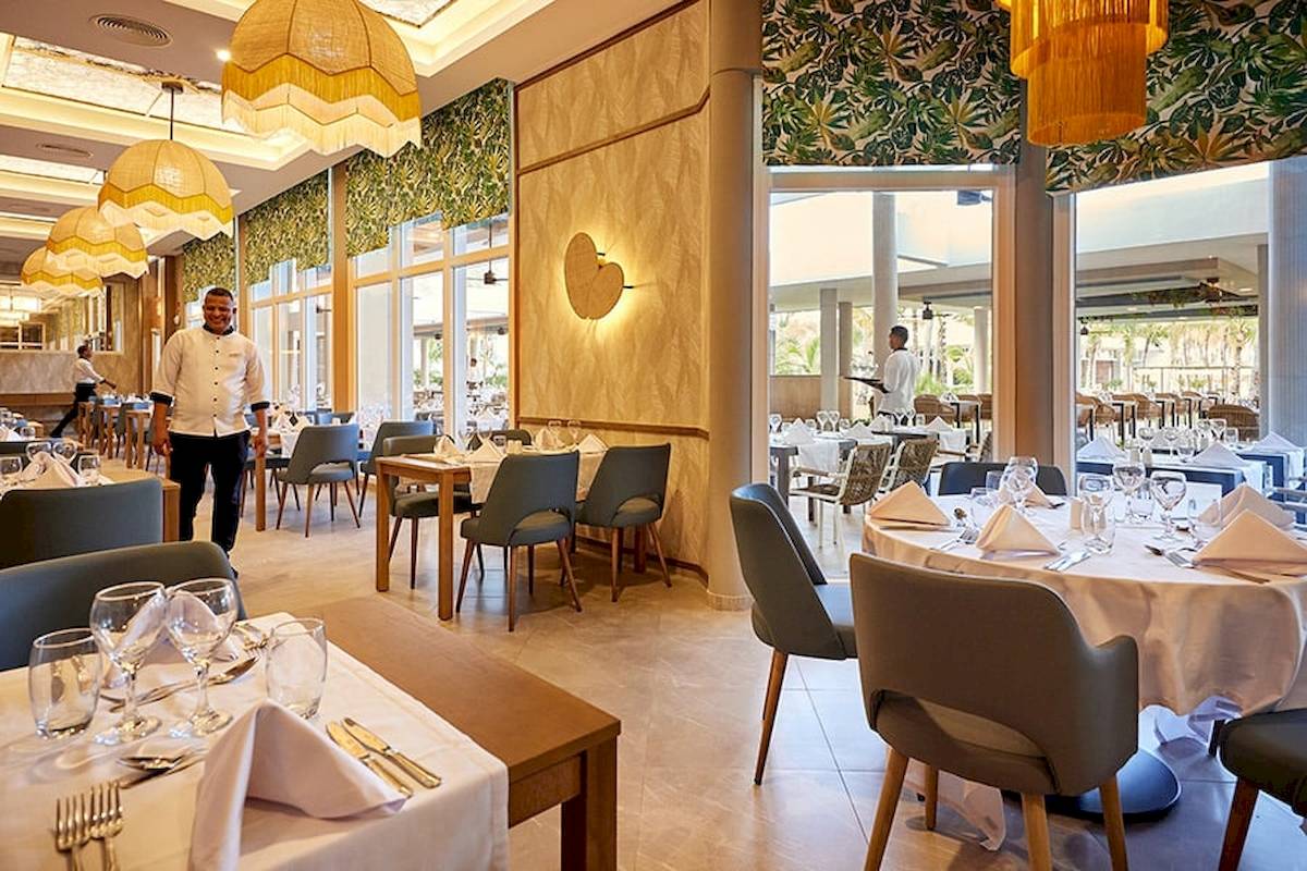 Innenansicht des Restaurants im RIU Palace Macao mit gekleideten Tischen und Stühlen.