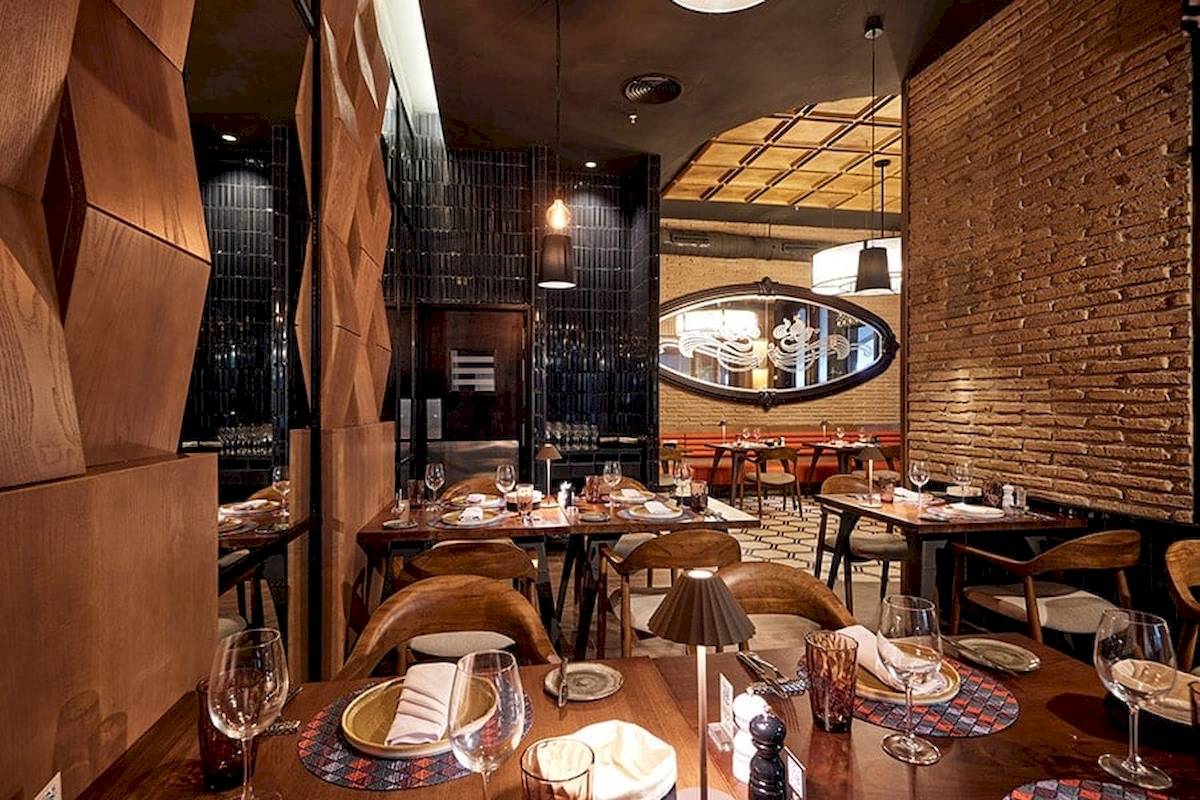 Innenansicht des Restaurants im RIU Palace Macao mit geometrischen Holzelementen, runden Spiegeln und geometrischen Mustern.