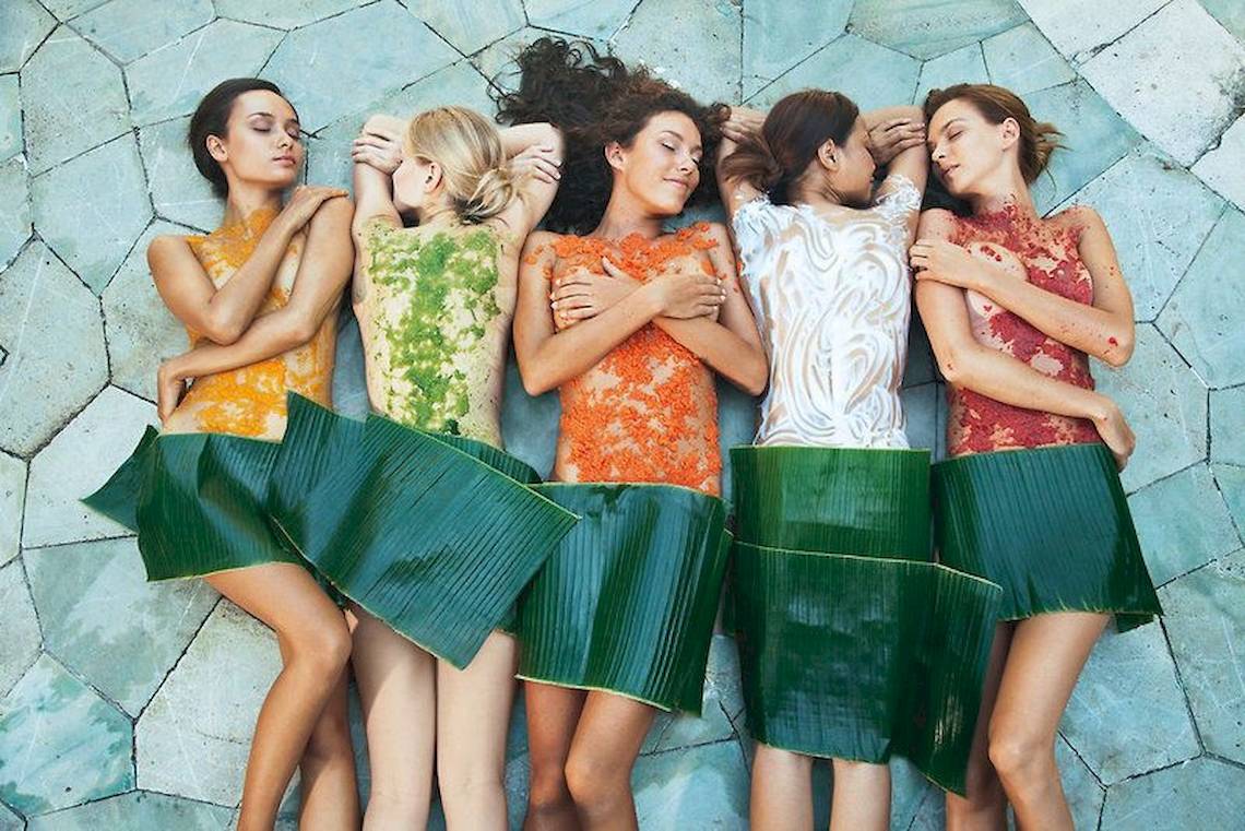Fünf Frauen liegen im Hard Rock Hotel Ibiza mit grünen und roten Stoffen auf dem Rücken