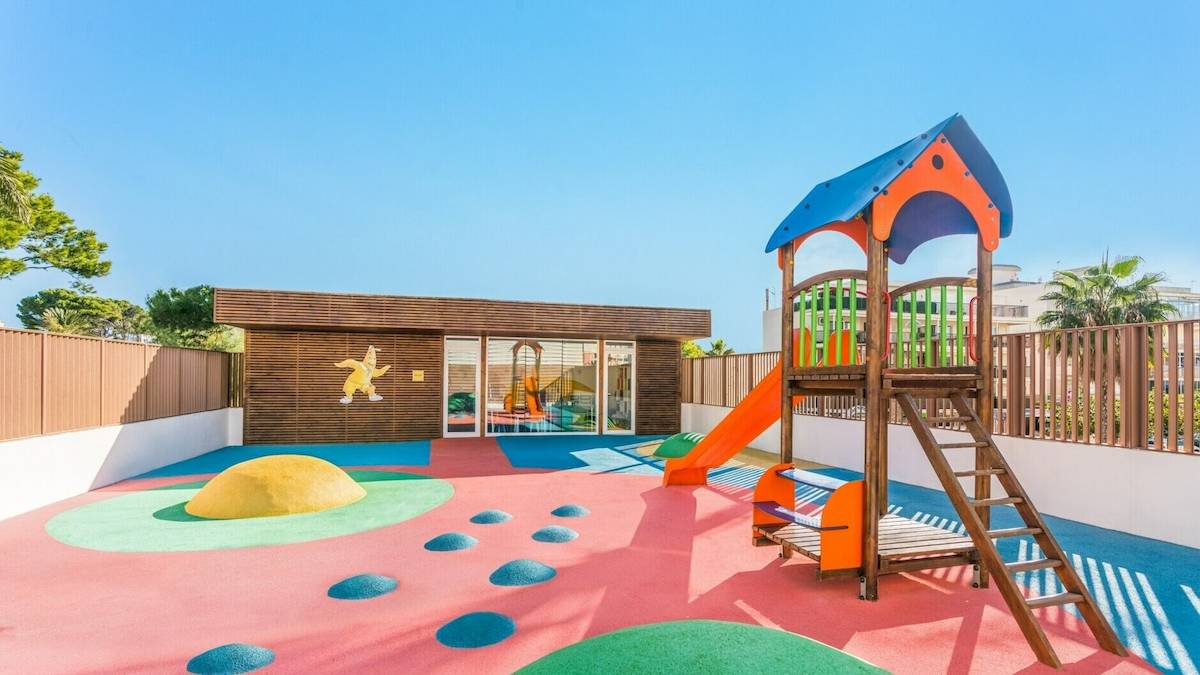 Kinderspielplatz im Iberostar Cristina Hotel mit Rutsche und Klettergerüst