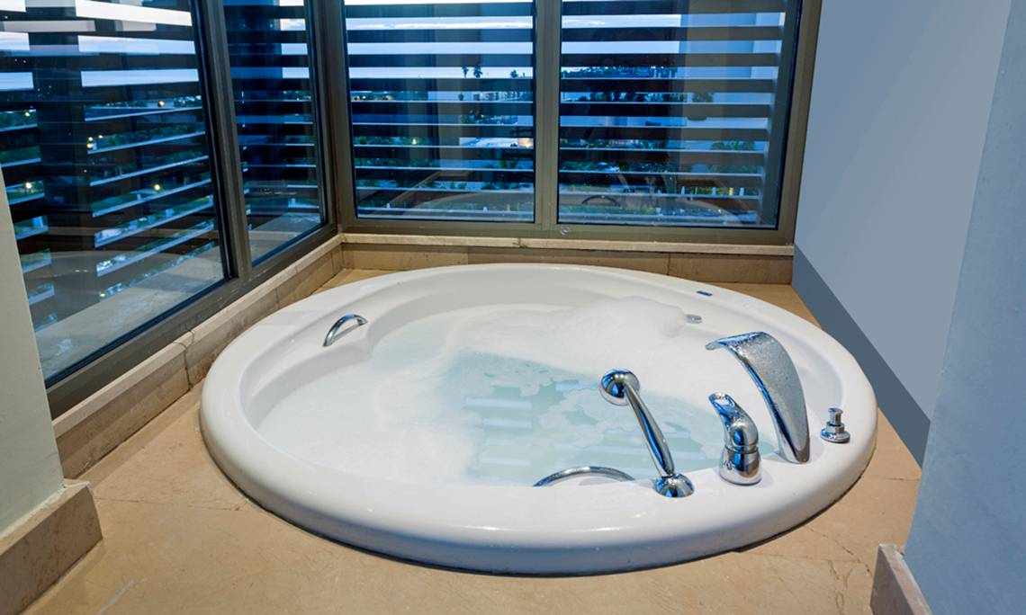 Jacuzzi im Sherwood Dreams Resort mit Blick auf die Stadt