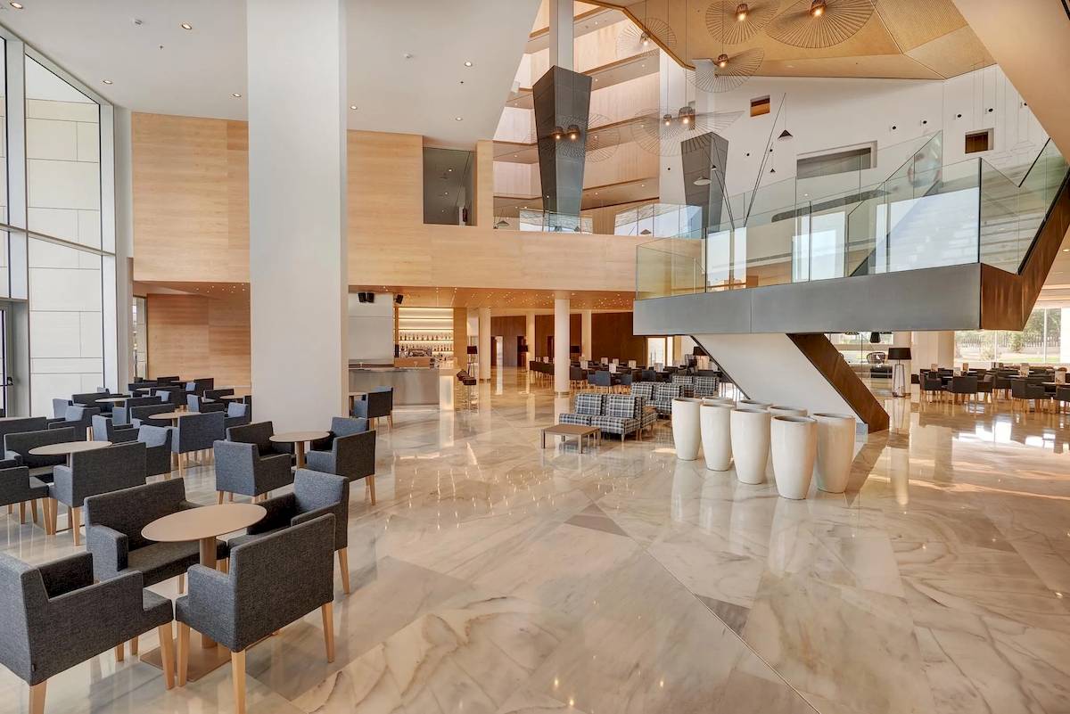Lobby des Hipotels Gran Playa de Palma mit Marmorboden und Sitzbereichen.
