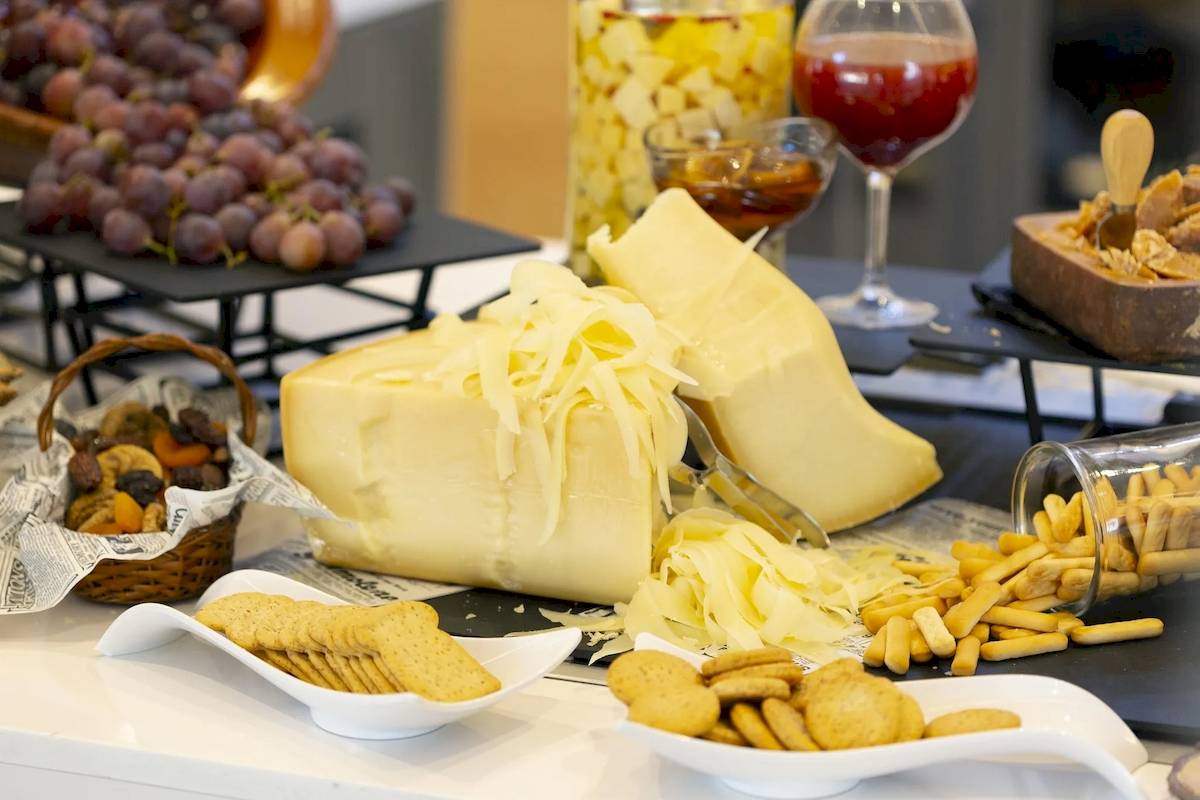 Snacks-Buffet im Hipotels Gran Playa de Palma mit Käse, Crackern, Trockenfrüchten und Getränken.
