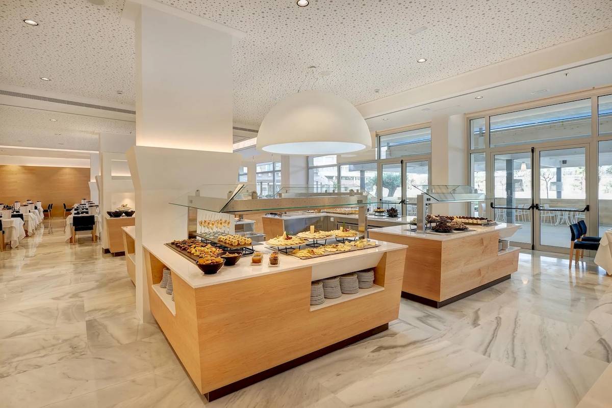 Buffetbereich im Hipotels Gran Playa de Palma mit vielen Speisen und Gläsern.