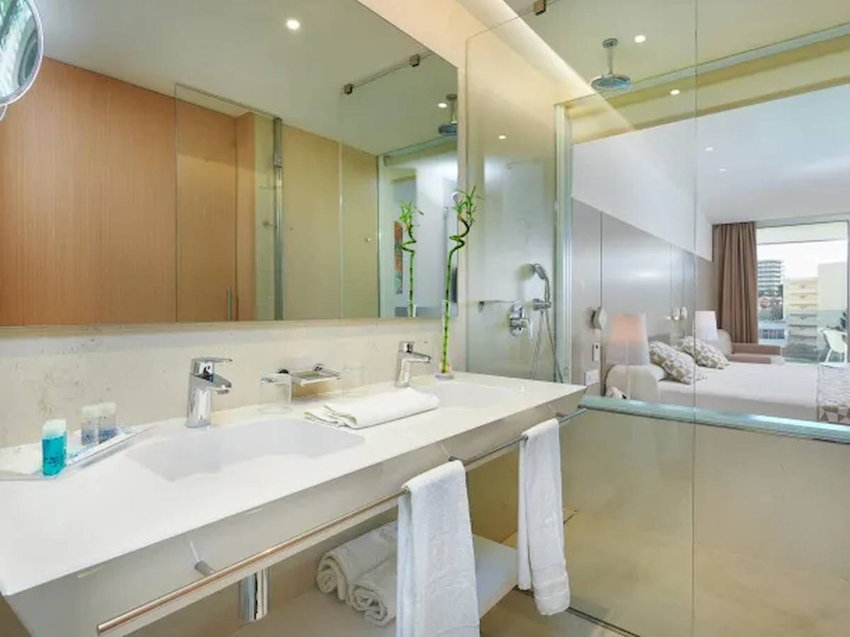 Badezimmer im Hipotels Gran Playa de Palma mit Waschbecken, Spiegel und Dusche