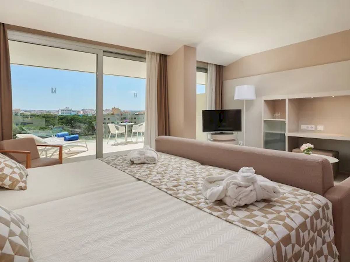 Doppelbett Zimmer im Hipotels Gran Playa de Palma mit Terrasse und Stadtblick