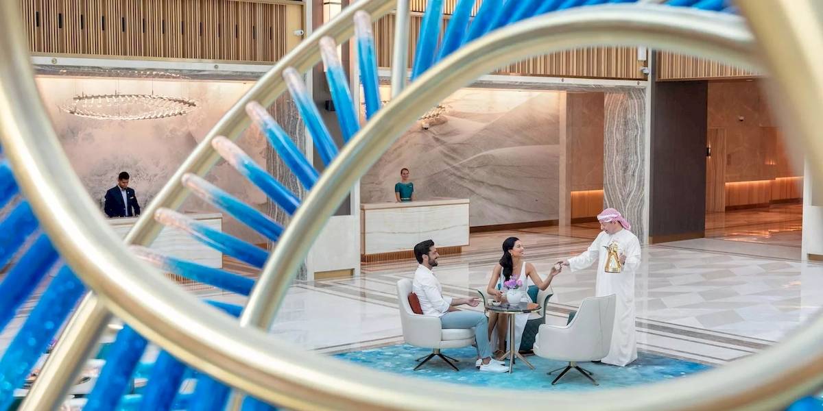 Besucher im Hotellobby von Taj Exotica Resort & Spa The Palm Dubai, sitzend und trinkend