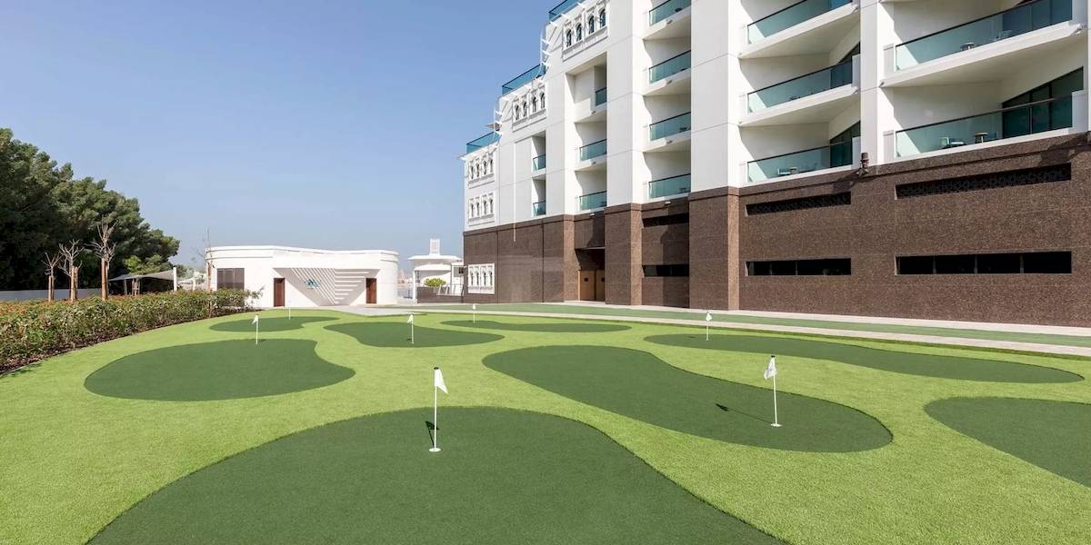 Golfplatz im Freien vor dem Taj Exotica Resort & Spa The Palm Dubai