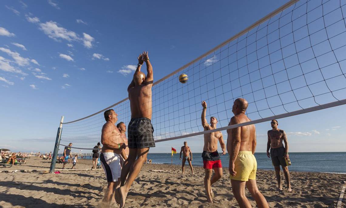 Gruppe von Männern spielt Volleyball auf dem Strand am Sherwood Dreams Resort.