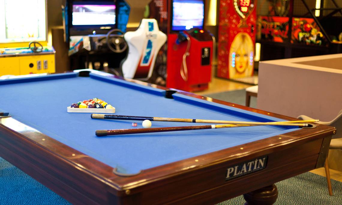 Billardtisch im Sherwood Dreams Resort mit Spielen im Hintergrund.