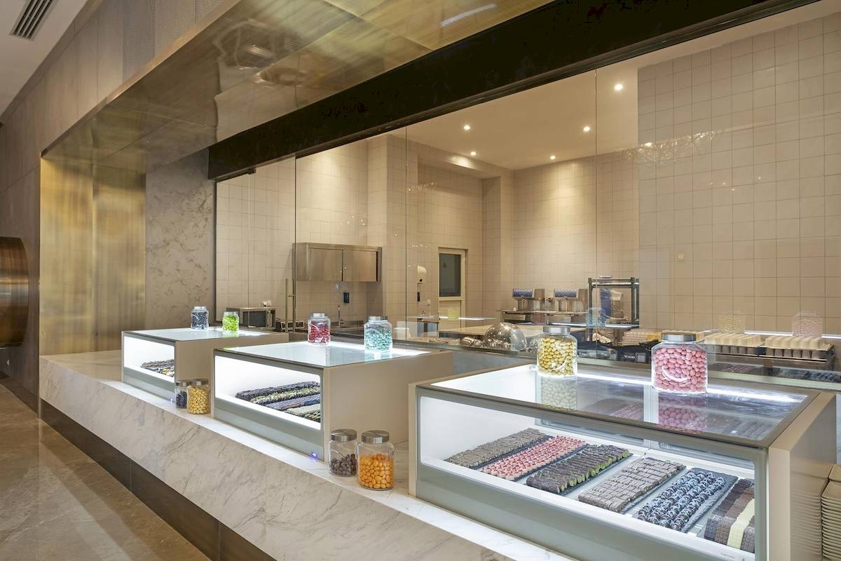 Süßigkeiten Display im Cullinan Belek Hotel mit verschiedenen Pralinen und Bonbons.