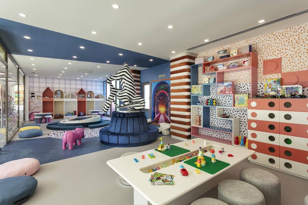 Kinderspielzimmer im Cullinan Belek Hotel mit bunten Möbeln, Spielzeug und einem Zebra-Skulptur.