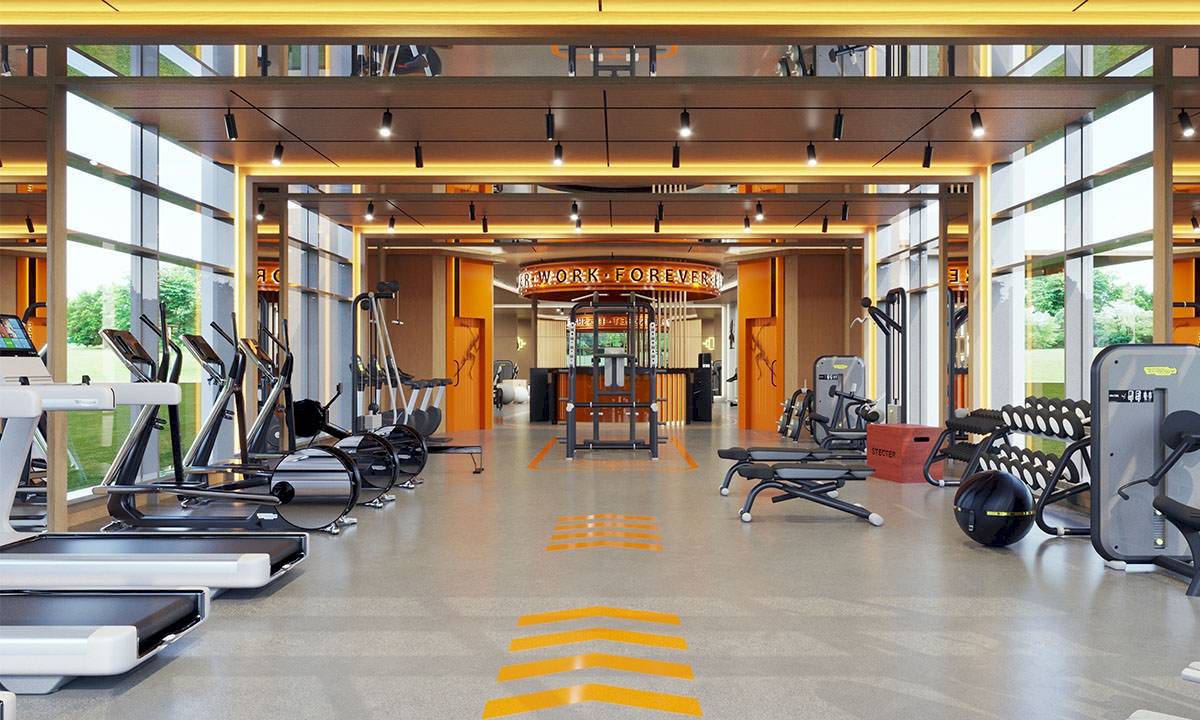 Fitnessstudio im Gloria Serenity Resort mit Laufbändern, Hanteln und anderen Geräten.