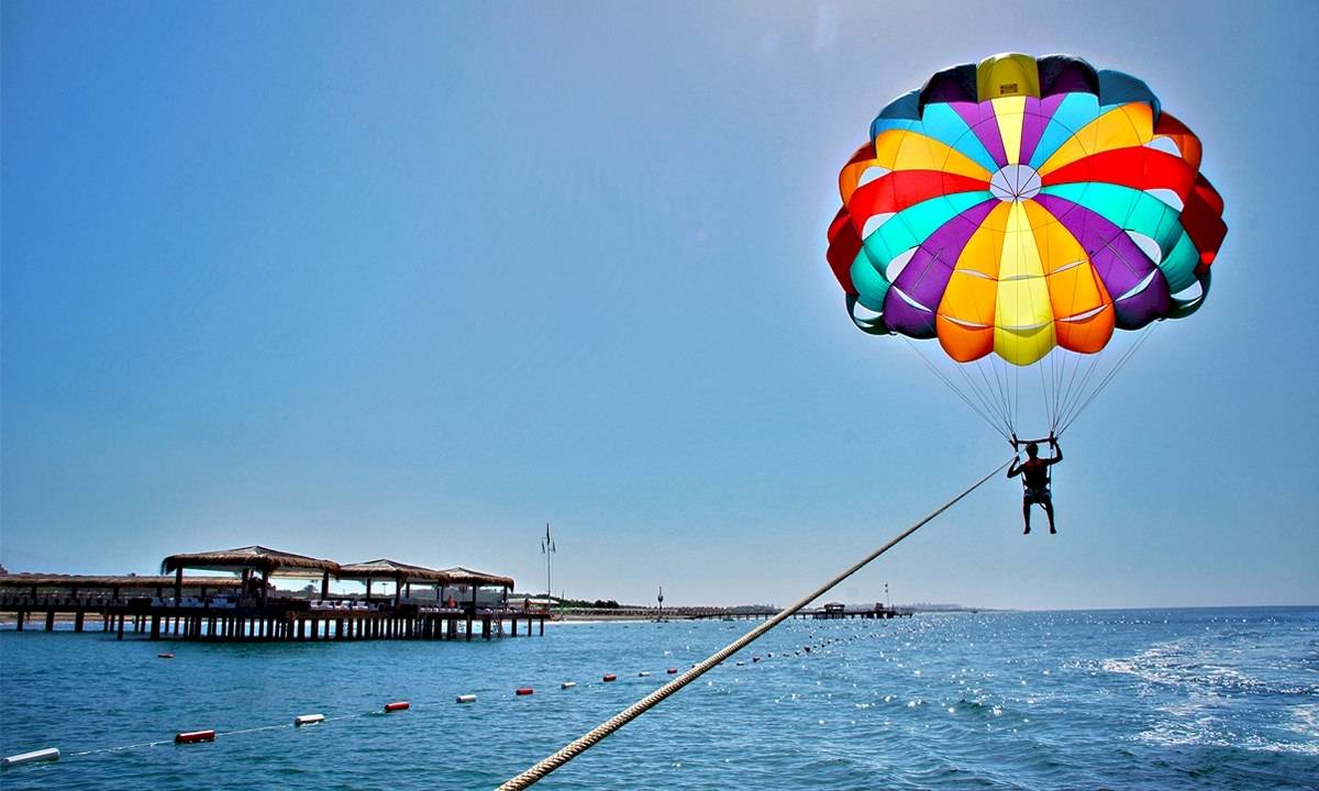 Farbreiche Parasailing am Golfplatz des Gloria Golf Resort.
