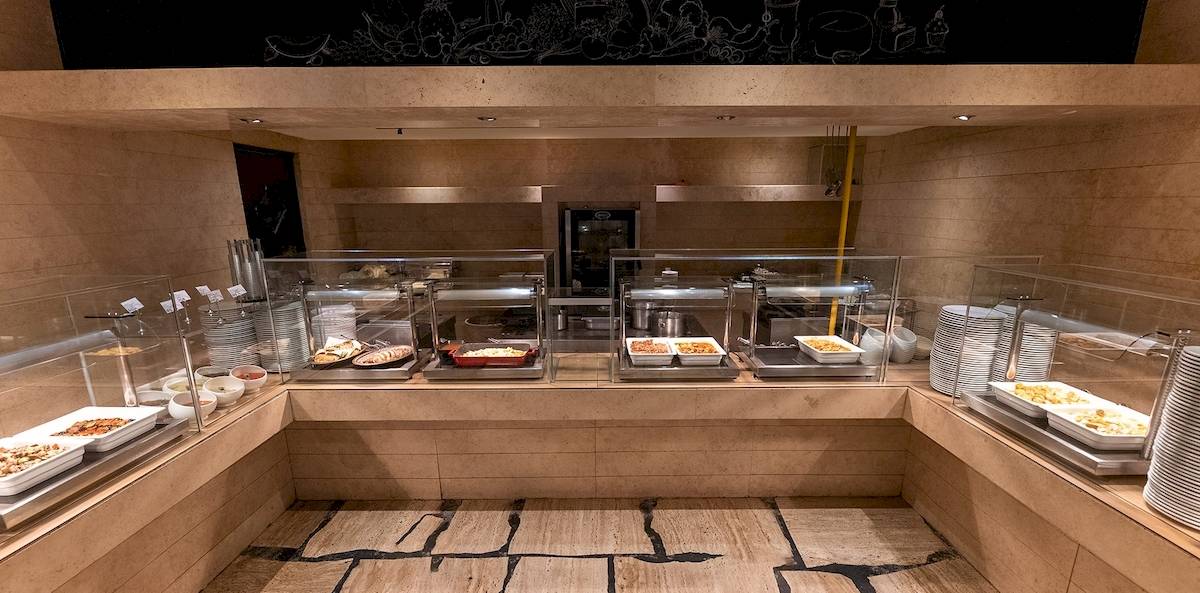 Buffetbereich im Gloria Golf Resort mit verschiedenen Gerichten und Speisen in Glasbehältern.