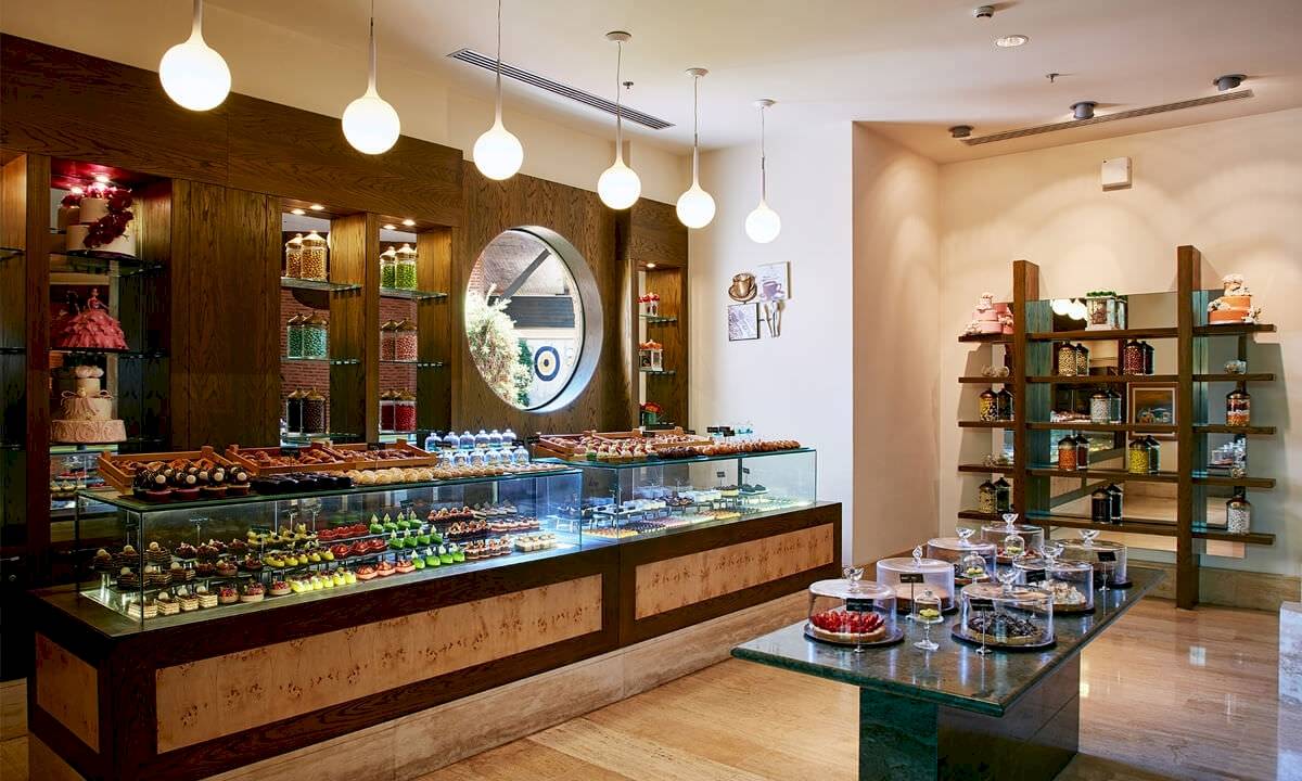 Die Patisserie im Gloria Golf Resort mit vielen Kuchen und Desserts im Schaufenster.