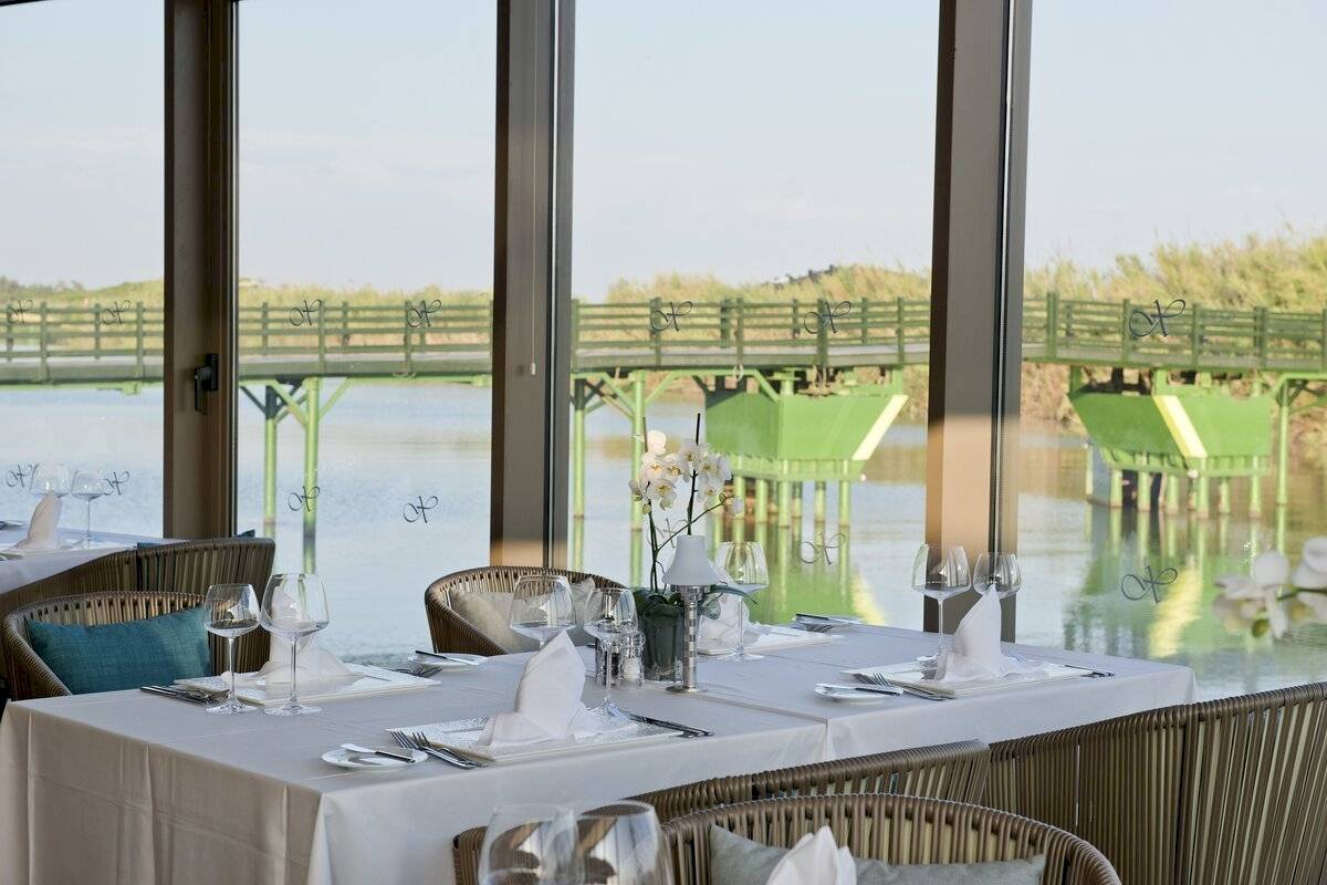 Xanadu Resort Hotel Innenansicht Restaurant Tisch mit Seeblick und grünen Strukturen